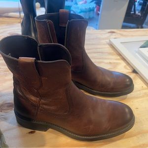 Wolverine men’s brown leather boots size 9. New condition (stored in a closet)